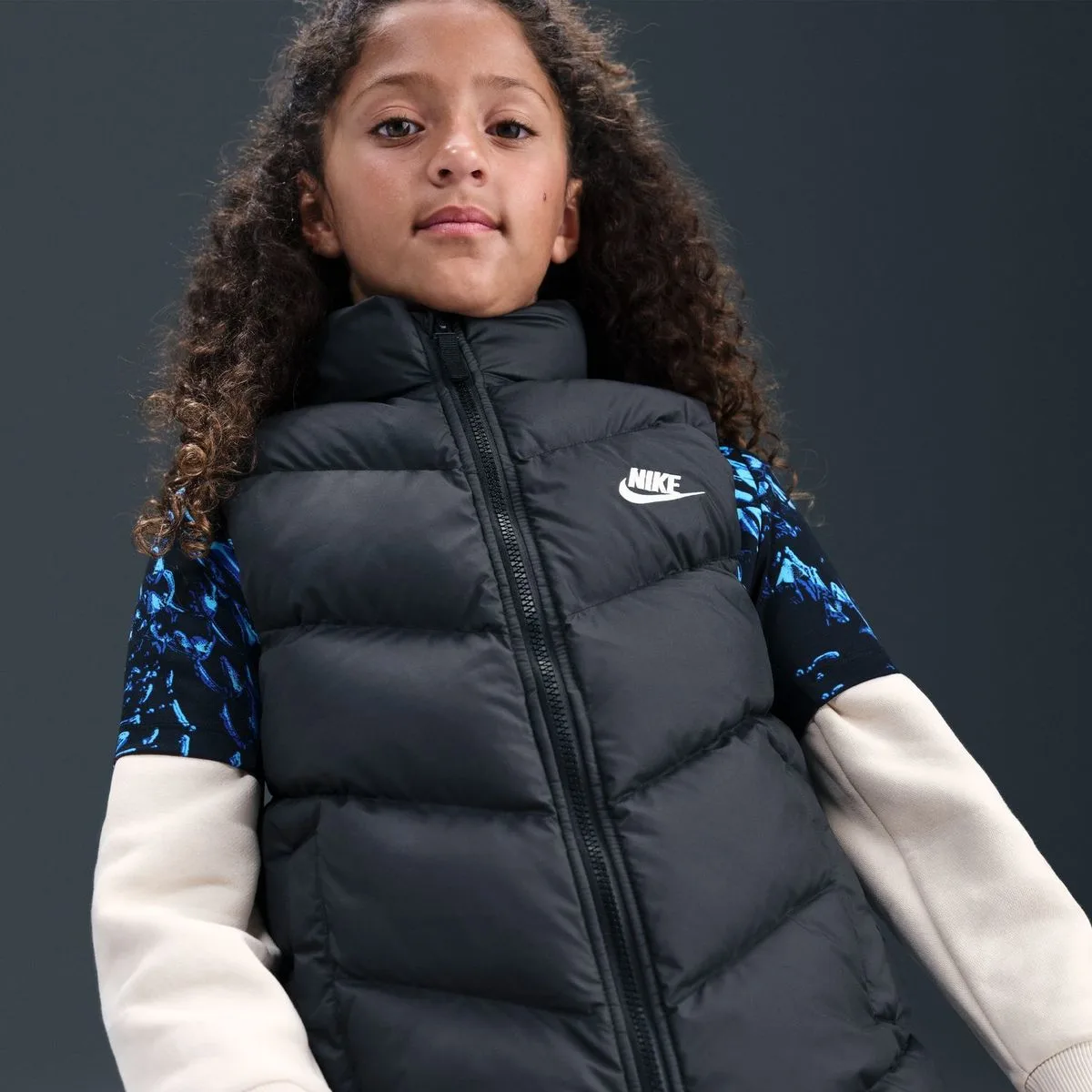 Nike Sportswear All Day Play Therma-Fit Loose-Fit Puffer Kinder Weste, schwarz