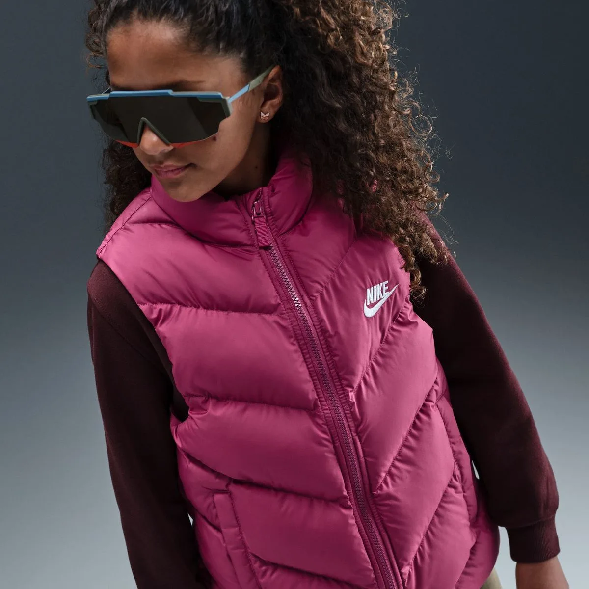 Nike Sportswear All Day Play Therma-Fit Loose-Fit Puffer Kinder Weste, rosa