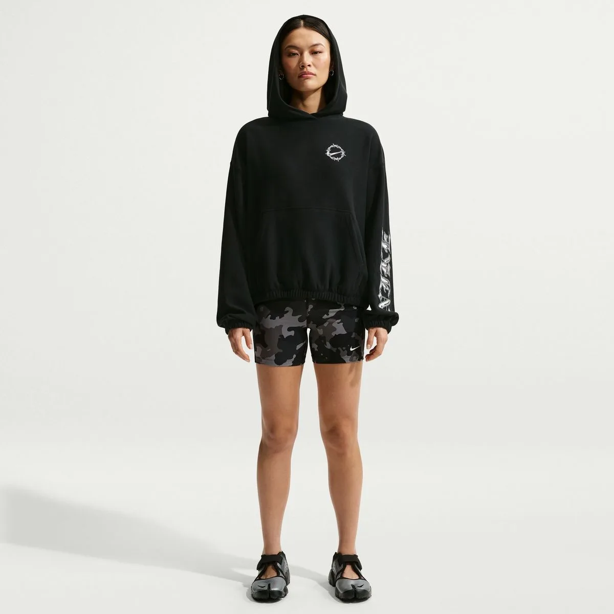 Sportswear Oversized French Terry Graphic Damen T-Shirt, schwarz US: M